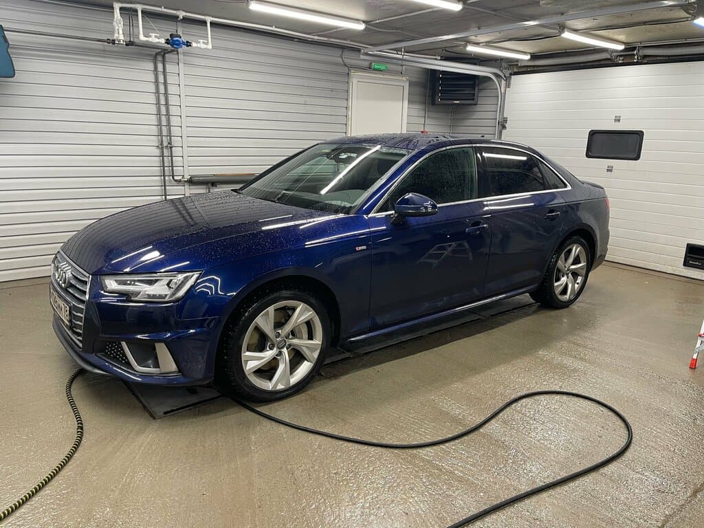 Синий Audi с отполированным кузовом