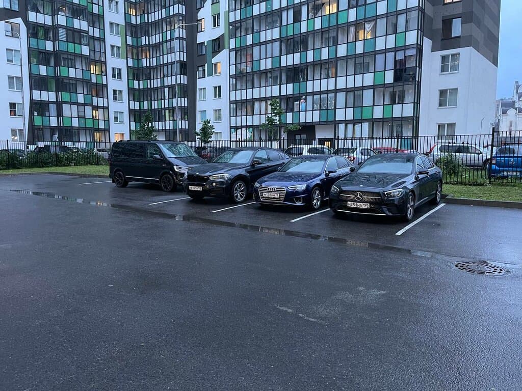 Парковка перед боксами автомойки за шлагбаумом